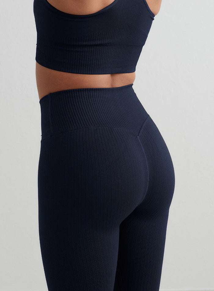 Tummansiniset korkeavyötäröiset ribatut saumattomat aim'n-trikoot tarjoavat second skin -tuntuman ja squat proof -tuen.