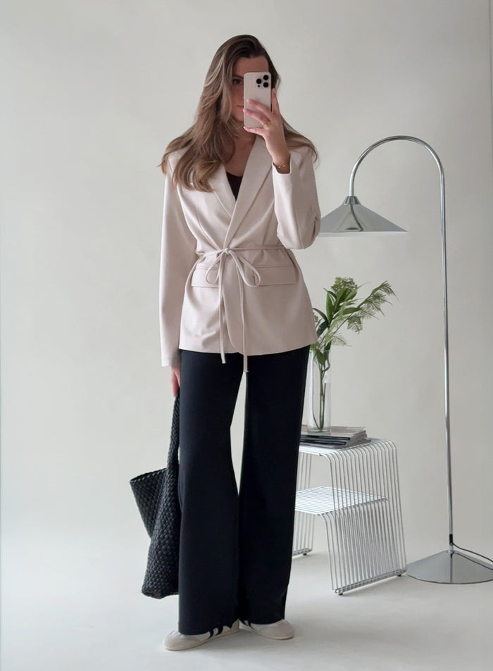Nainen ottamassa peiliselfietä yllään hiekanvärinen aim'n Luxe Relaxed Blazer [38-175cm]