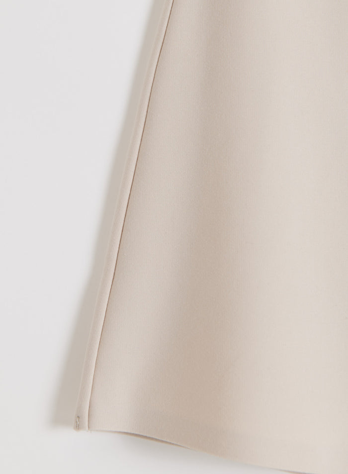 Lähikuva aim'n Luxe Mini Skortin sileästä hiekanvärisestä modaalisekoitekankaasta.