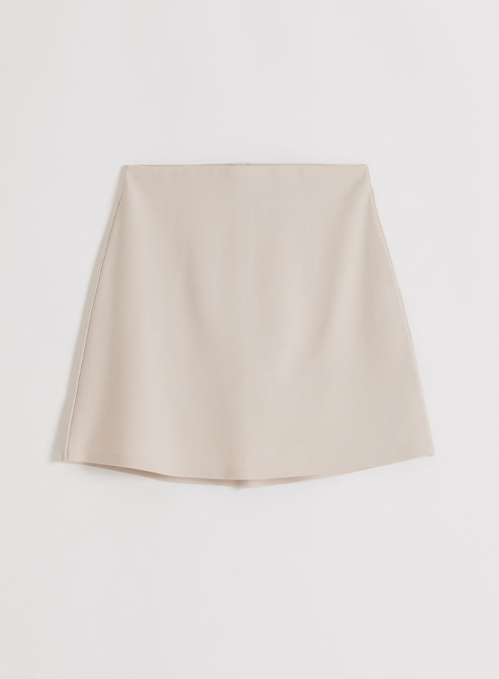 Sand Luxe Mini Skort tasokuvassa.