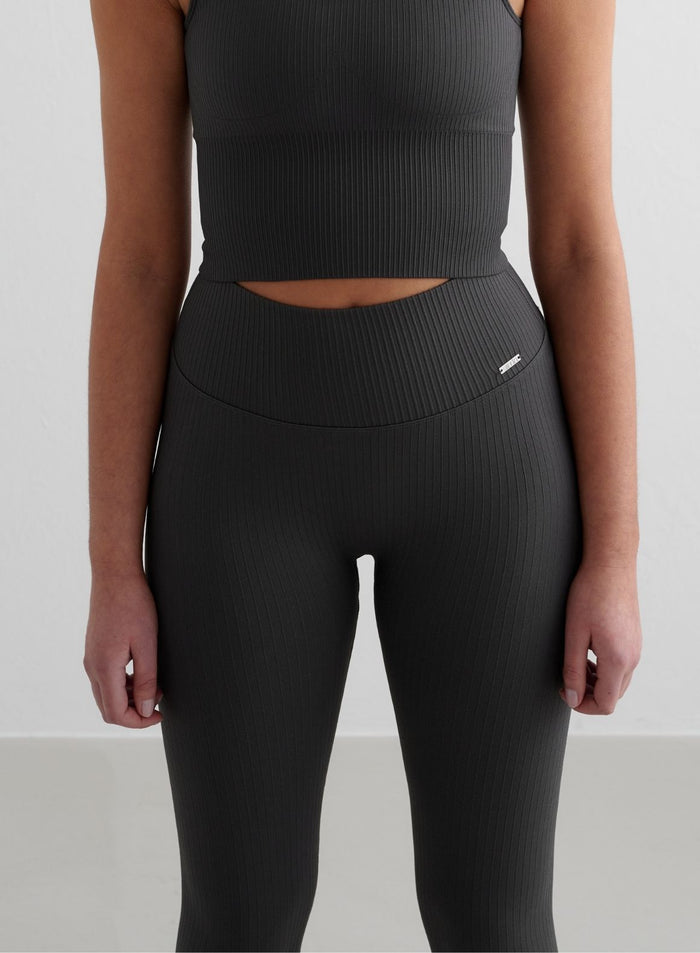 Korkeavyötäröiset shadow grey -väriset ribatut saumattomat tall-trikoot ja yhteensopiva crop top merkiltä aim'n.