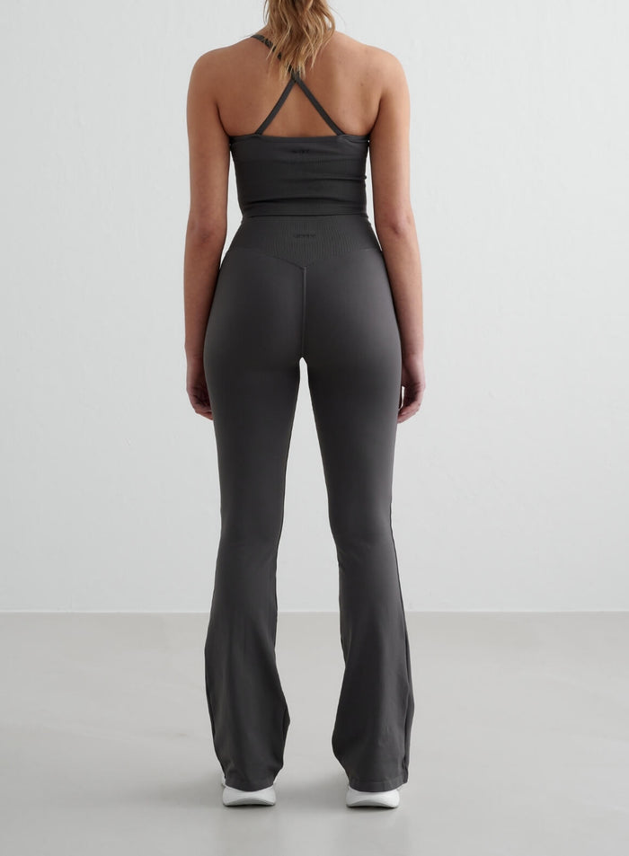 Shadow grey aim'n Shape Seamless Flare Tall Tights, joissa on V-mallinen scrunch-takaosa ja second skin -tuntu.