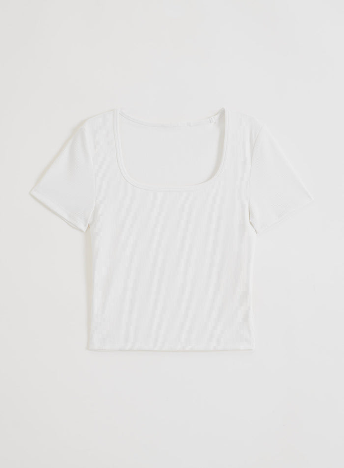 Valkoinen ribattu aim'n Performance Short Sleeve -t-paita, jossa on neliöpääntie.