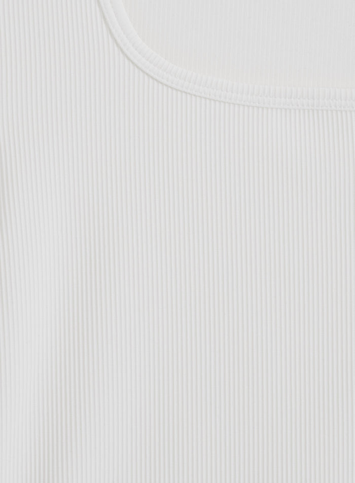 Valkoinen ribattu aim'n Ribbed Performance Short Sleeve -paita neliönmuotoisella pääntieellä.