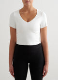 Valkoinen aim'n Sense Short Sleeve Bralette, jossa on V-pääntie ja lyhyet hihat second skin -tuntumalla.