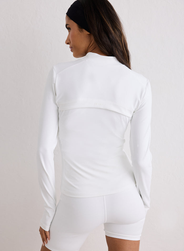 Nainen takaapäin yllään aim'n White Sense Zip Jacket, jossa on tuuletuskaarroke [XS-170cm]
