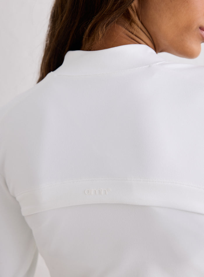 Lähikuva White Sense Zip Jacket -takista takaa, jossa on tuulettuva selkäkaarroke ja aim'n-logo [XS-170cm]